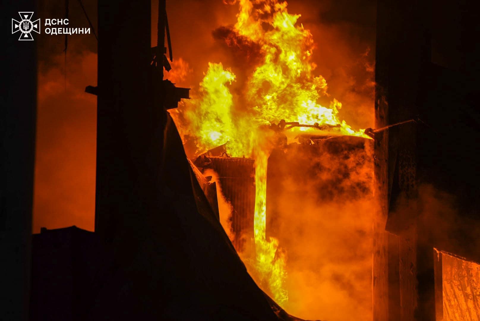 Спасатели показали последствия российской атаки по Одессе (фото)