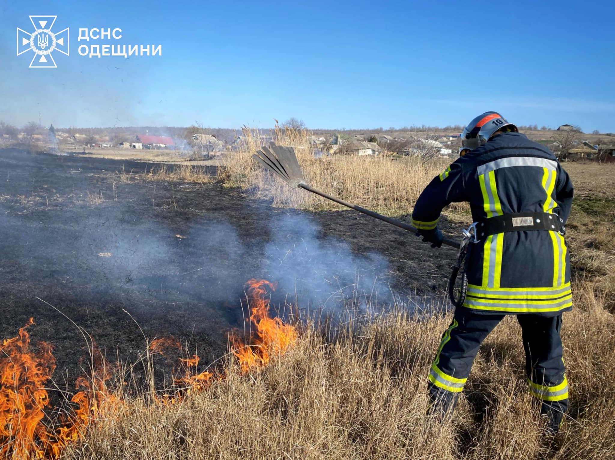 На Одещині за тиждень рятувальники 137 разів виїжджали на гасіння сухої рослинності (фото)