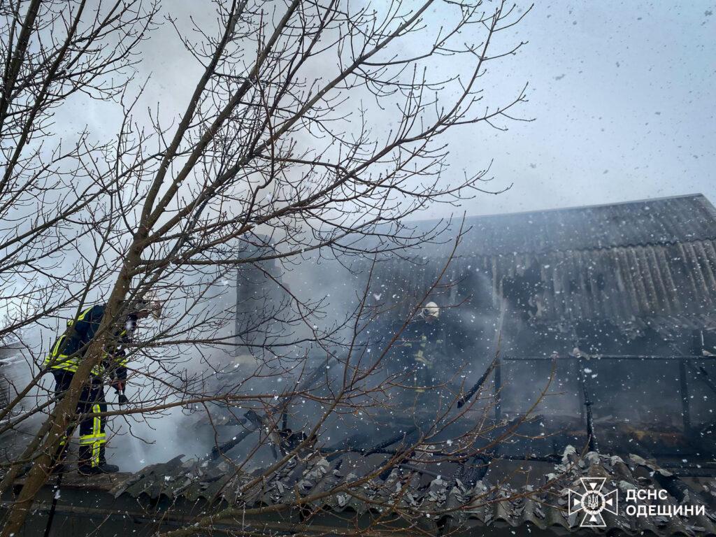 На Одещині згорів будинок та гараж з авто