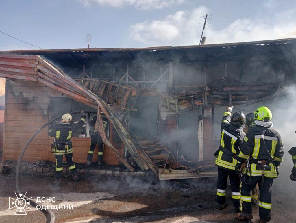 Под Одессой выгорел торговый павильон