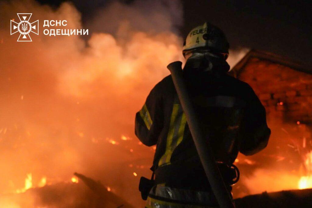 Вночі ворог знову атакував Одещину: спалахнули пожежі (фото, відео)