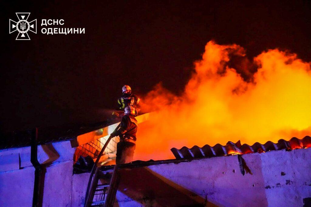 Вночі ворог знову атакував Одещину: спалахнули пожежі (фото, відео)