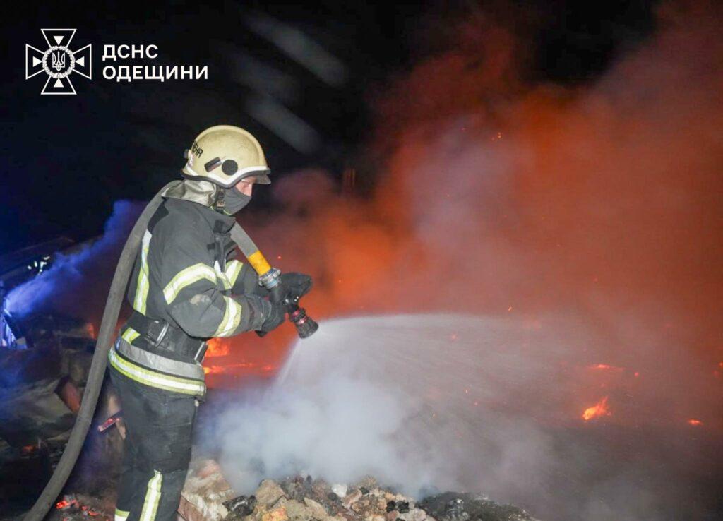 Вночі ворог знову атакував Одещину: спалахнули пожежі (фото, відео)