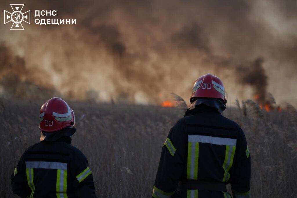 На Одещині гасять величезну пожежу