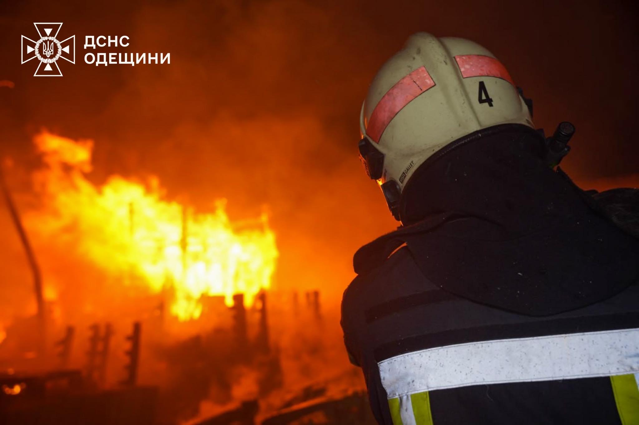 Вночі ворог знову атакував Одещину: спалахнули пожежі (фото, відео)