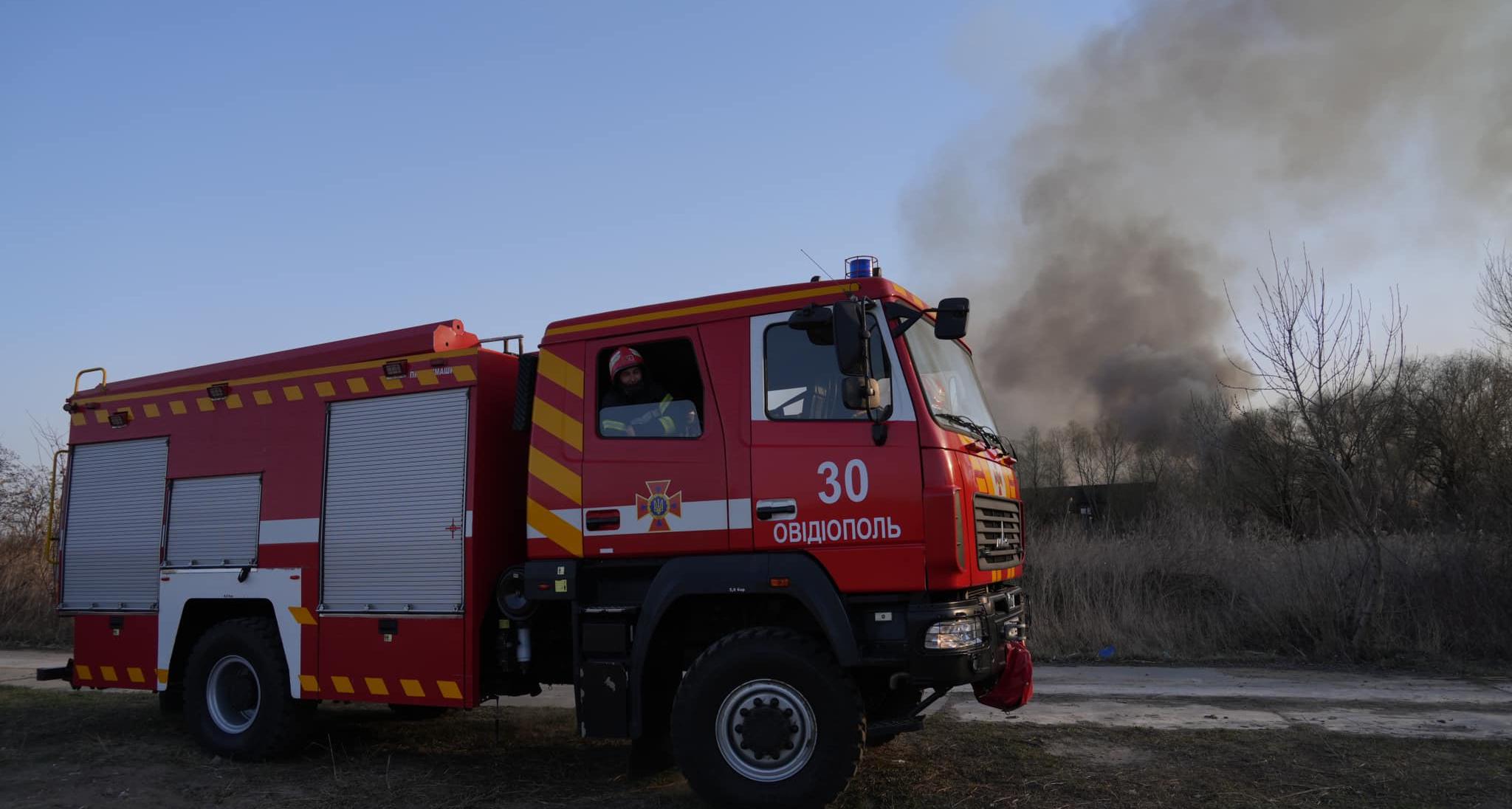 На Одещині гасять величезну пожежу