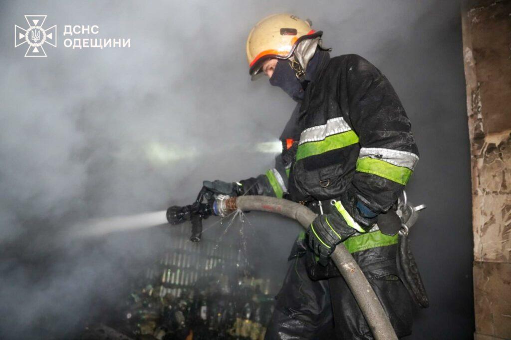 Вночі ворог знову атакував Одещину: спалахнули пожежі (фото, відео)