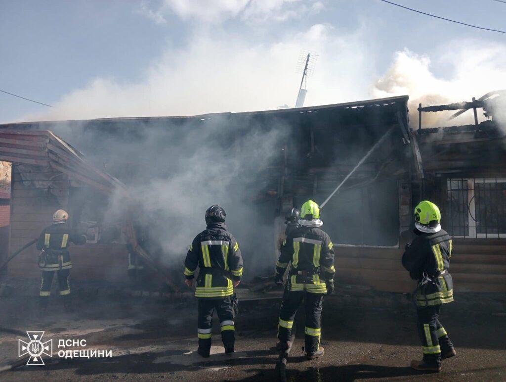 Под Одессой выгорел торговый павильон