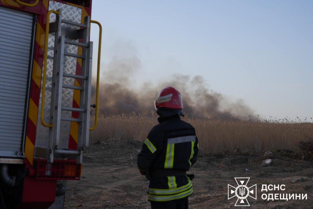 На Одещині гасять величезну пожежу