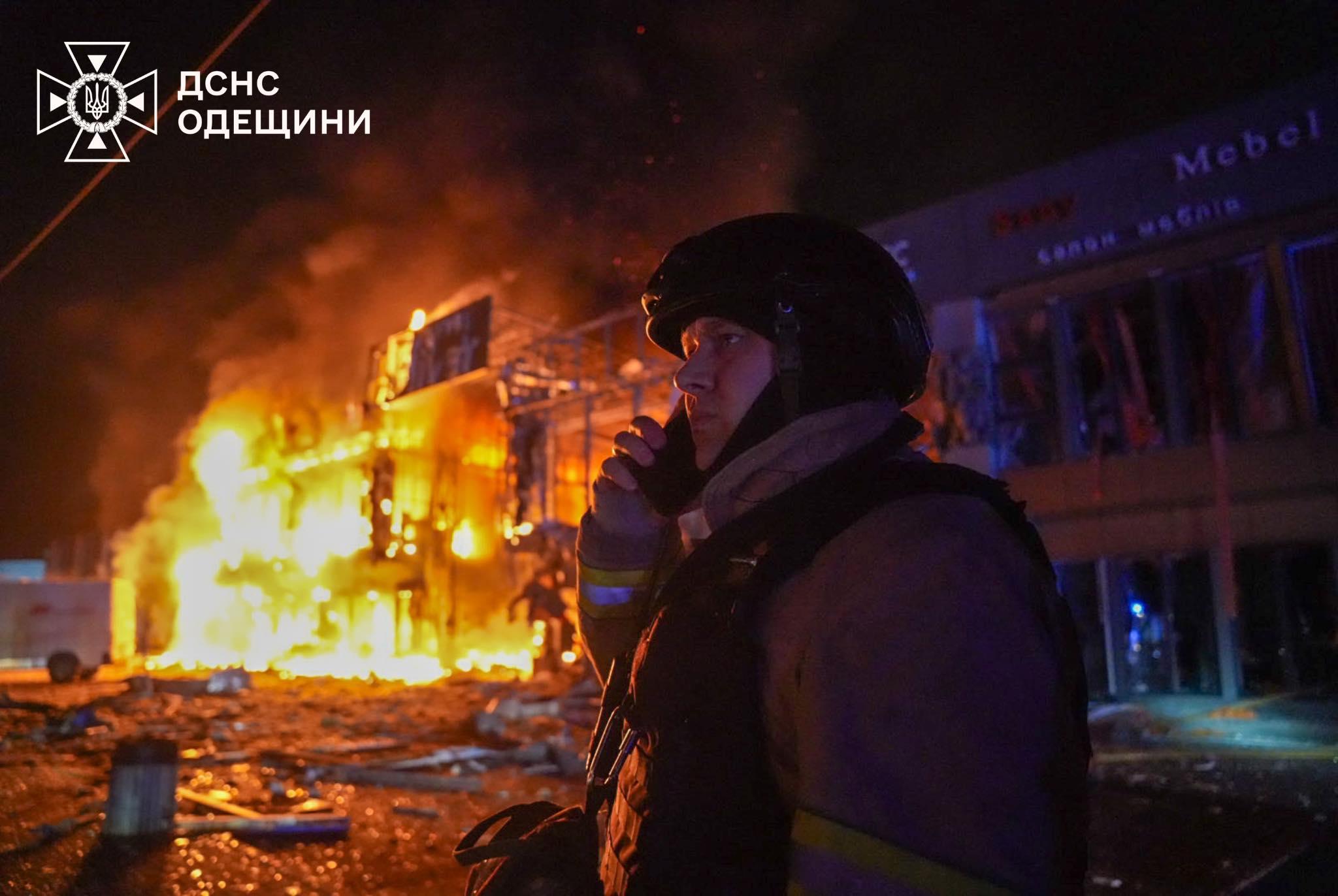 Ввечері РФ атакувала Одесу та Одеський район: постраждали підлітки, спалахнули масштабні пожежі (фото, оновлено)