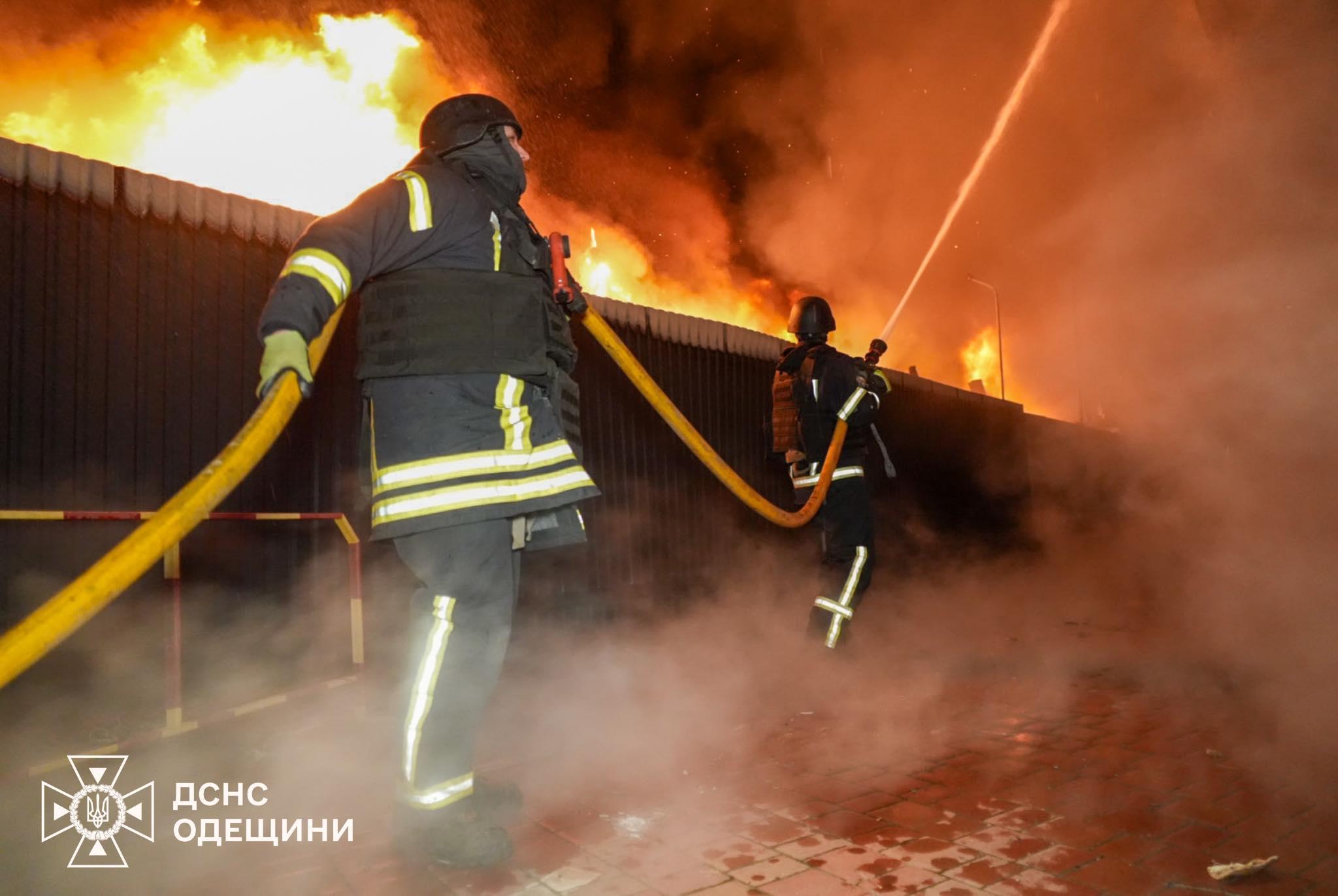 Ввечері РФ атакувала Одесу та Одеський район: постраждали підлітки, спалахнули масштабні пожежі (фото, оновлено)