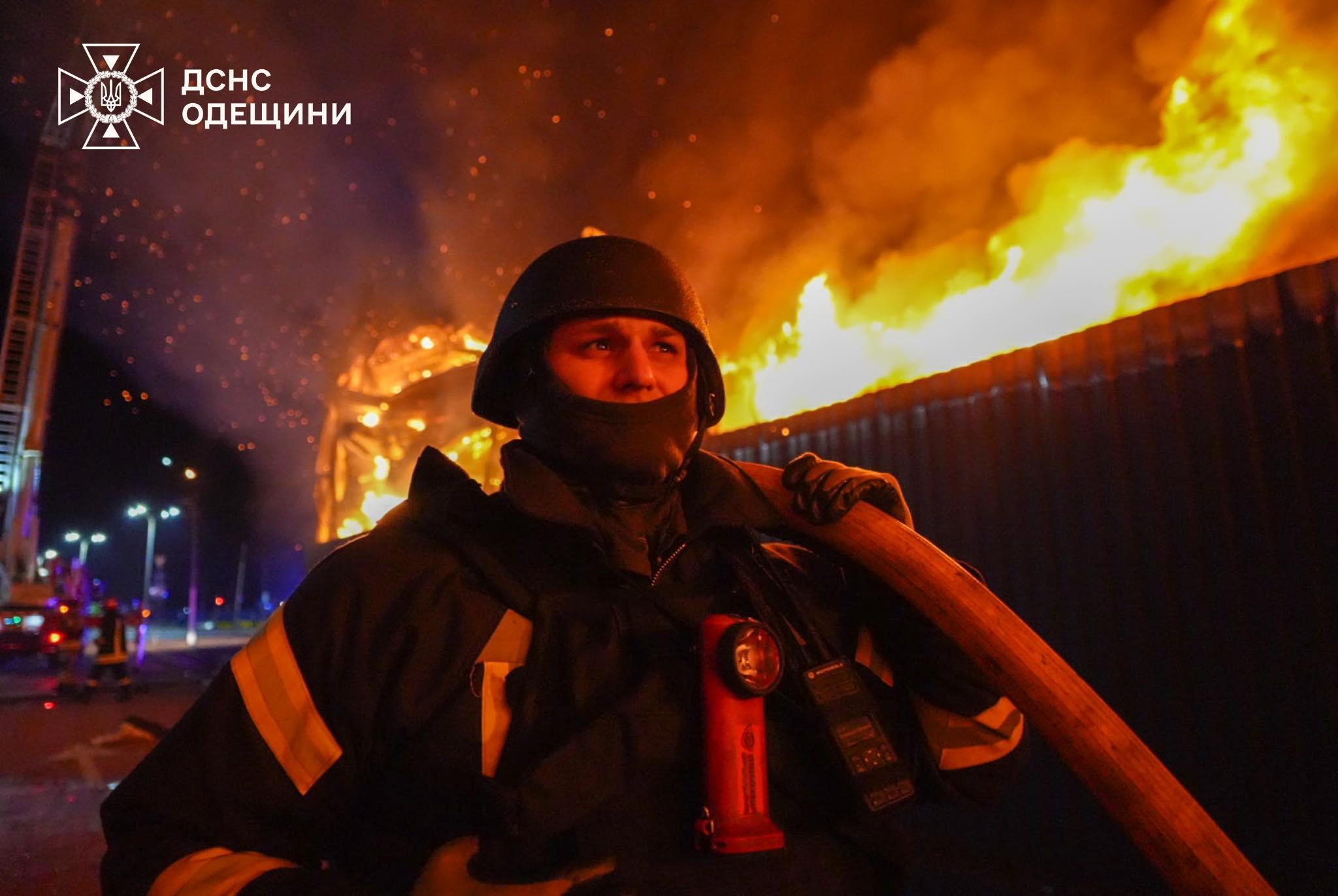 Ввечері РФ атакувала Одесу та Одеський район: постраждали підлітки, спалахнули масштабні пожежі (фото, оновлено)