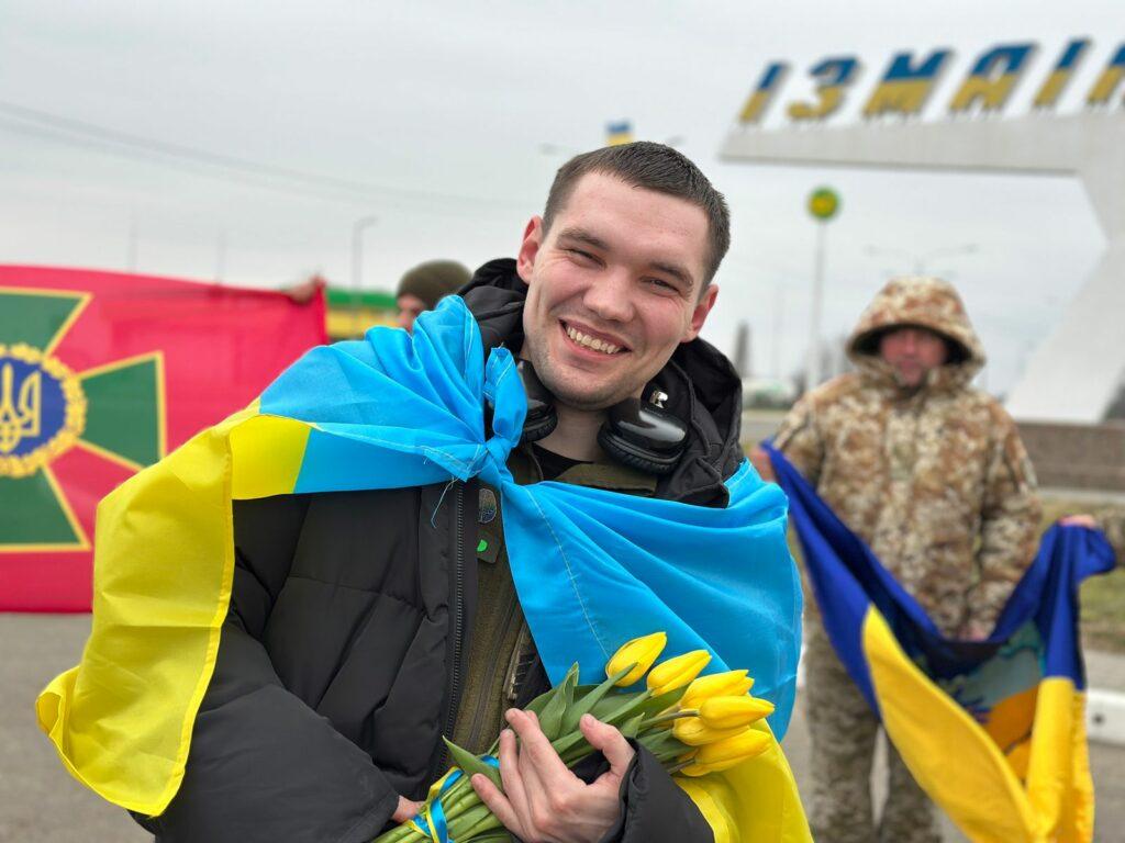 В Одесской области встретили освобожденного из плена пограничника (фото, видео)