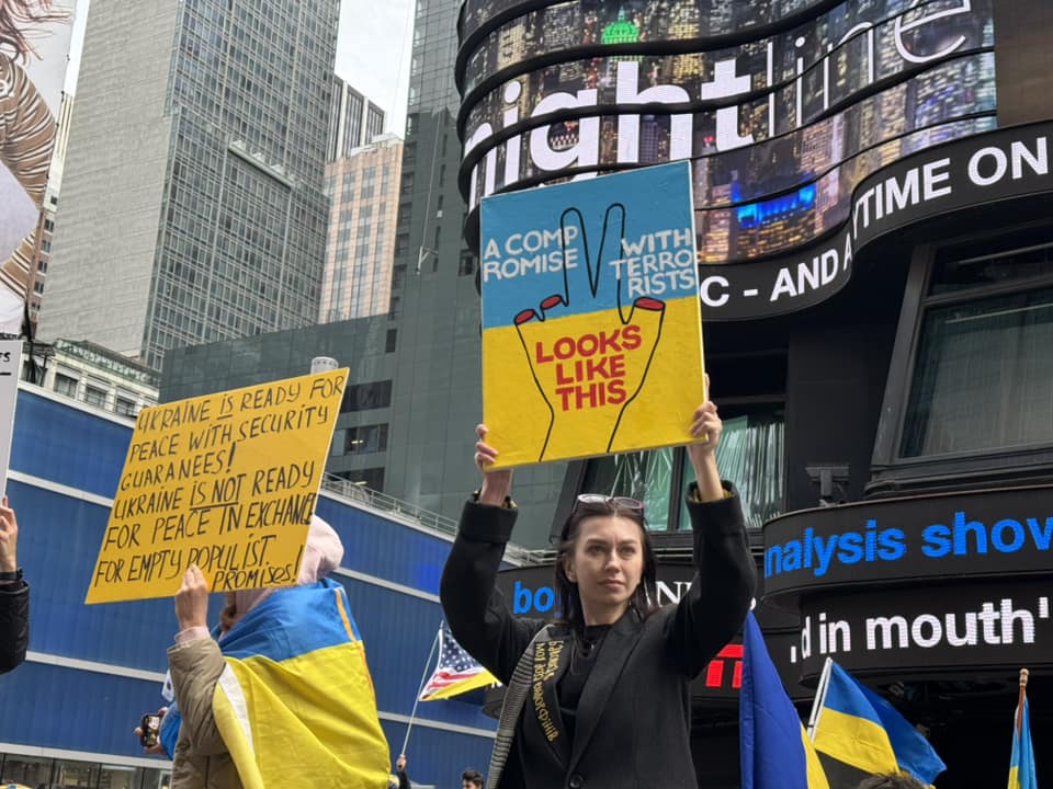 Митинг в поддержку Украины проходит прямо сейчас в Нью-Йорке (фото, видео)