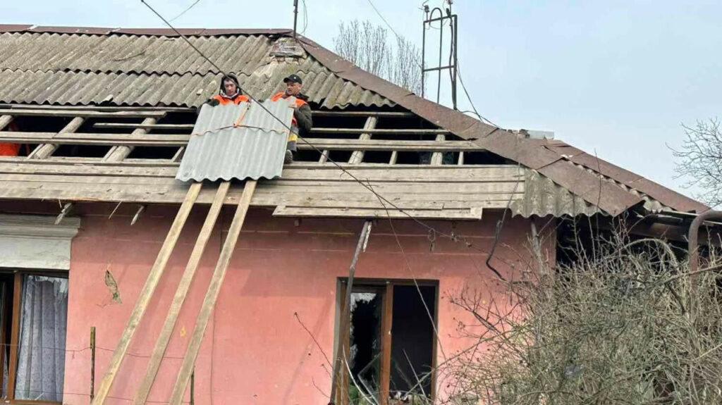 Відновлюють покрівлю та закривають вікна: одеські комунальники ліквідовують наслідки атаки по місту