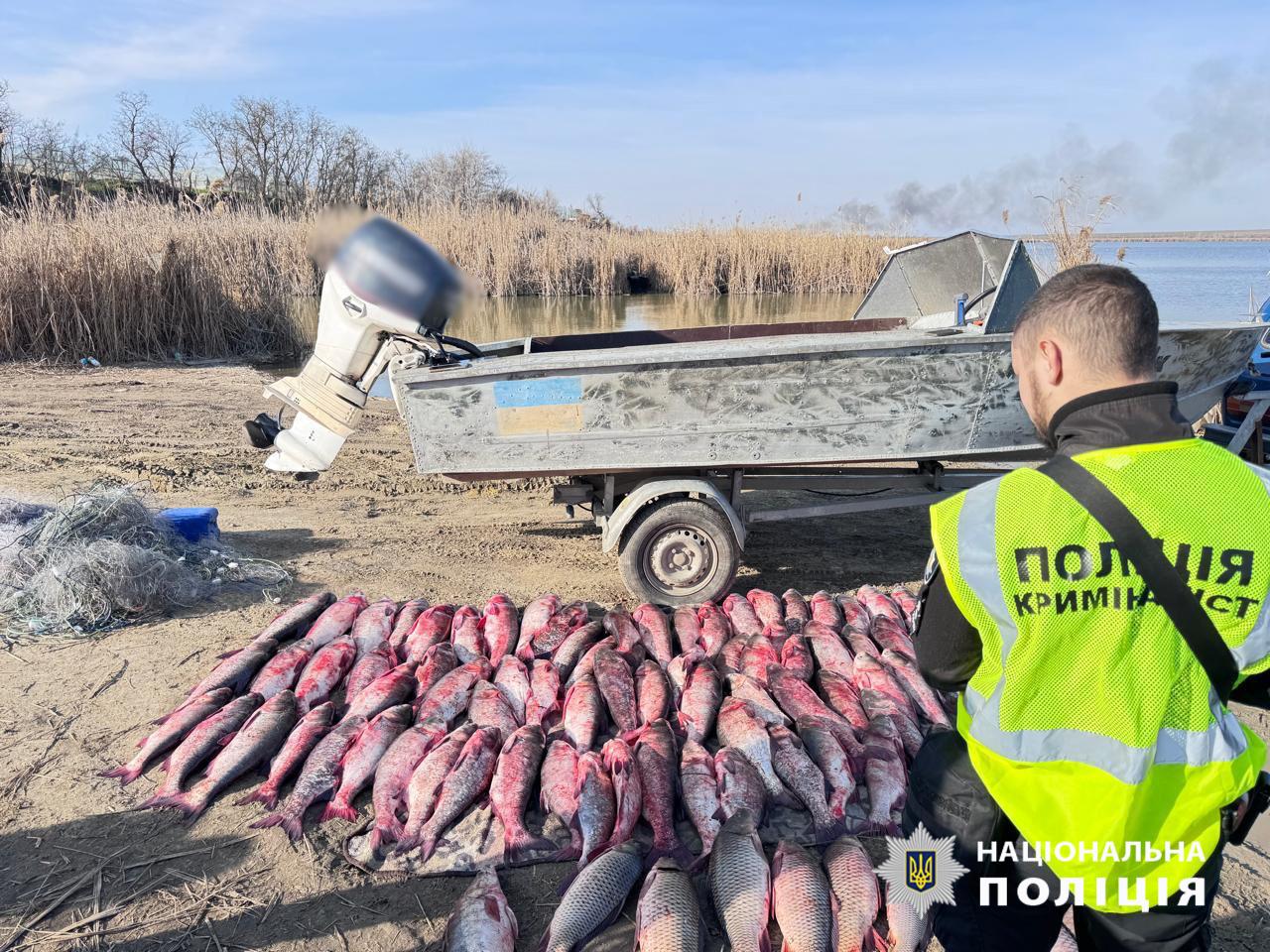 В Одесской области пятеро мужчин и подросток незаконно наловили рыбы и раков на два миллиона гривен