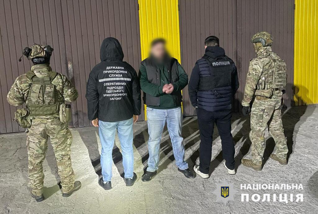 Обіцяли втечу та підтримку за кордоном: в Одесі затримали організаторів переправлення чоловіків