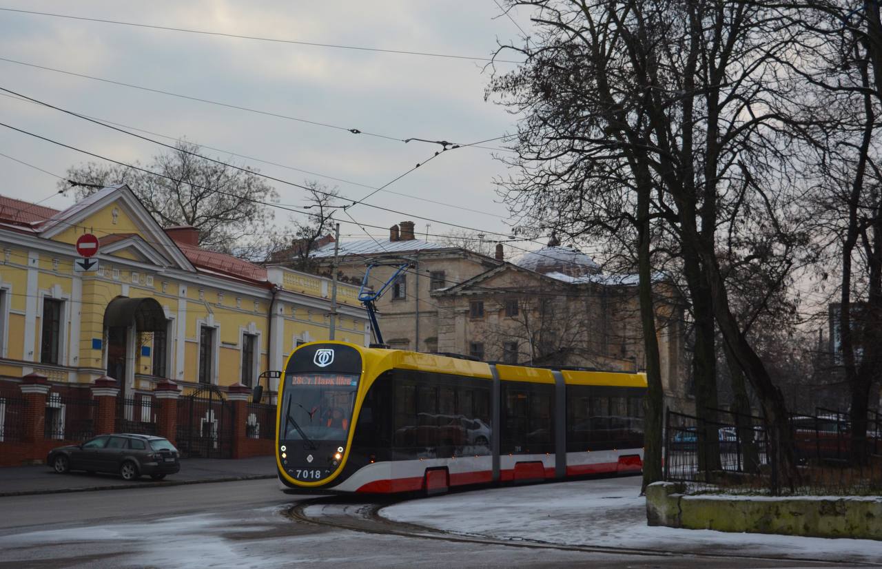 В Одесі на маршрути вийшли нові трисекційні низькопідлогові трамваї (фото)