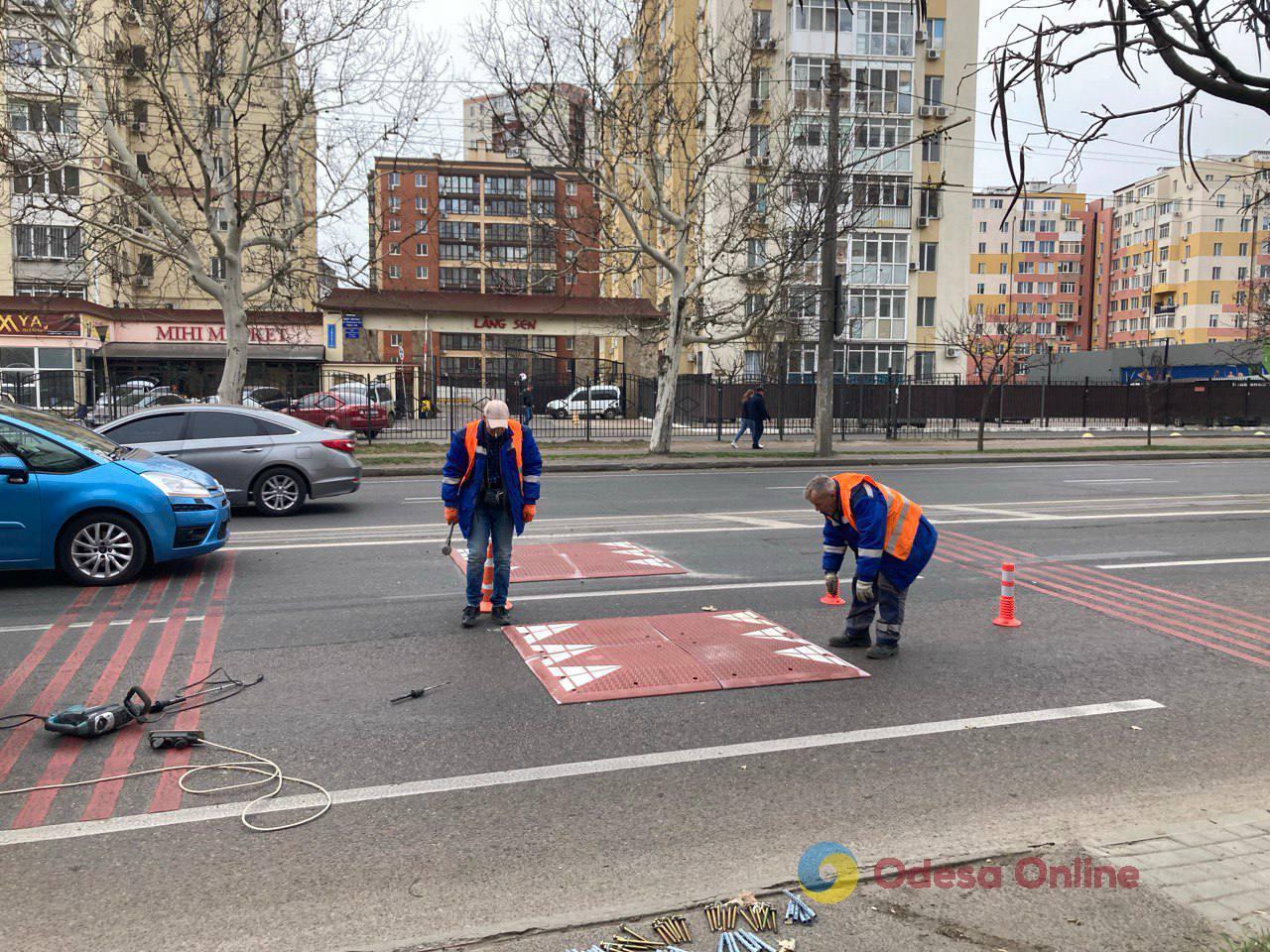 До уваги водіїв: в Одесі на Михайла Грушевського встановили «берлінські подушки»