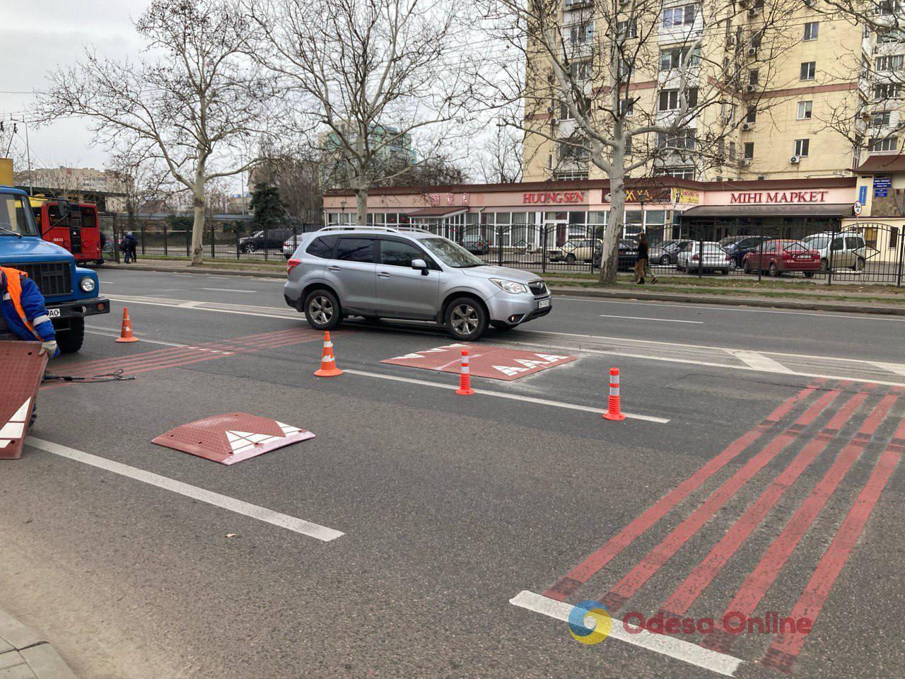 Вниманию водителей: в Одессе на Михаила Грушевского установили «берлинские подушки»