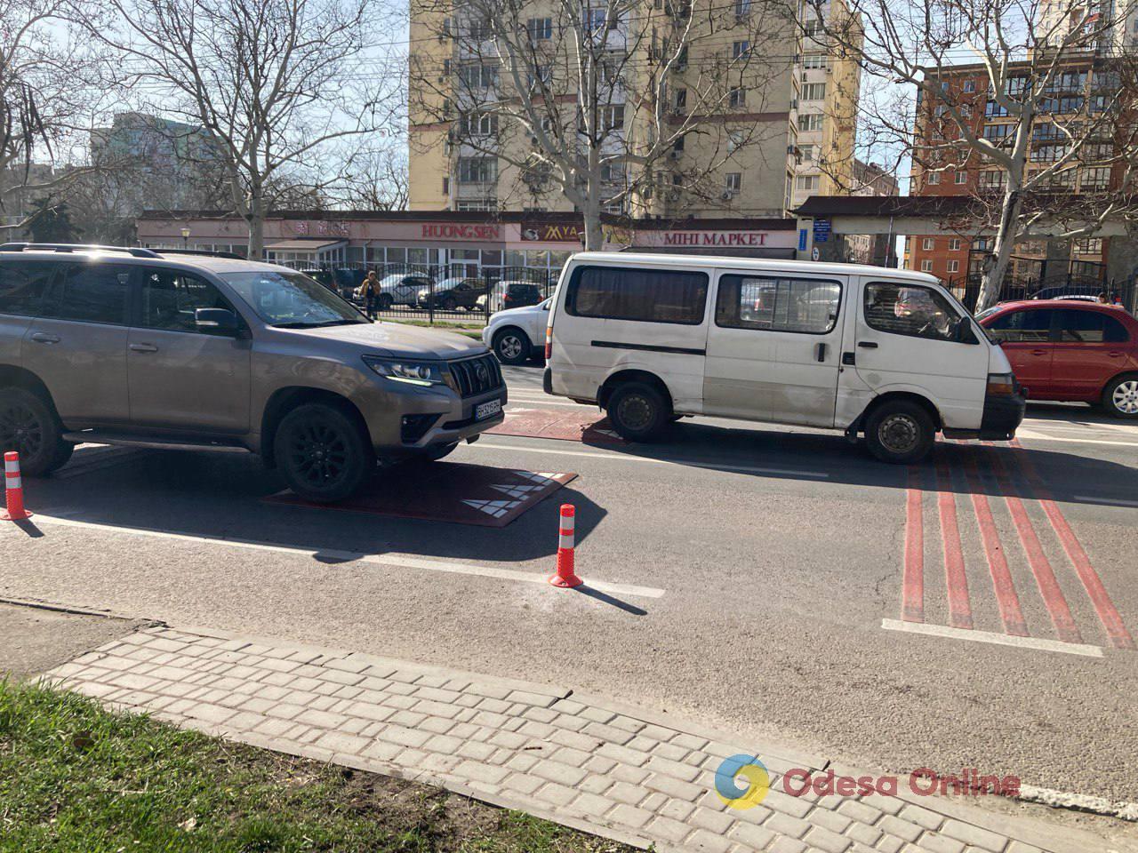 Вниманию водителей: в Одессе на Михаила Грушевского установили «берлинские подушки»