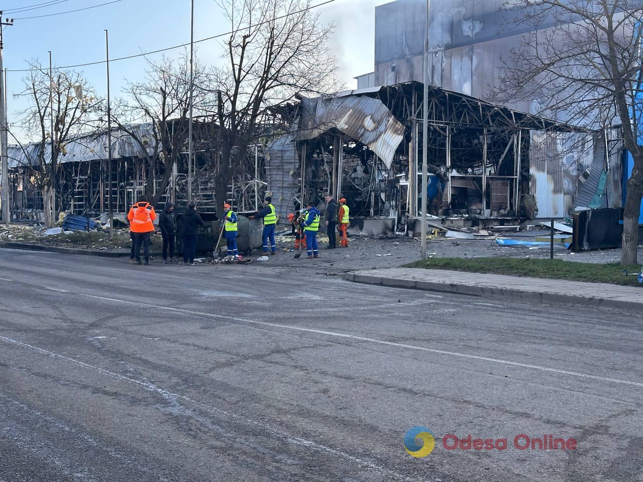 Знищені та пошкоджені ТЦ, СТО та магазини: наслідки чергової російської атаки на Одесу (фото)