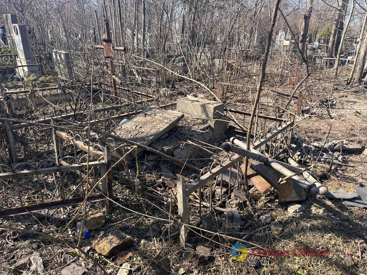 На одному з одеських кладовищ через російську атаку знищені три десятки могил