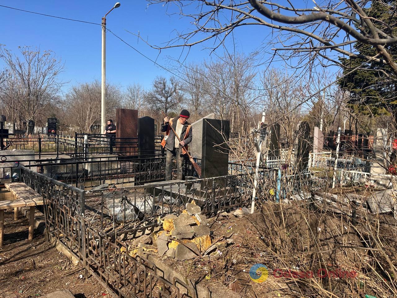 На одному з одеських кладовищ через російську атаку знищені три десятки могил