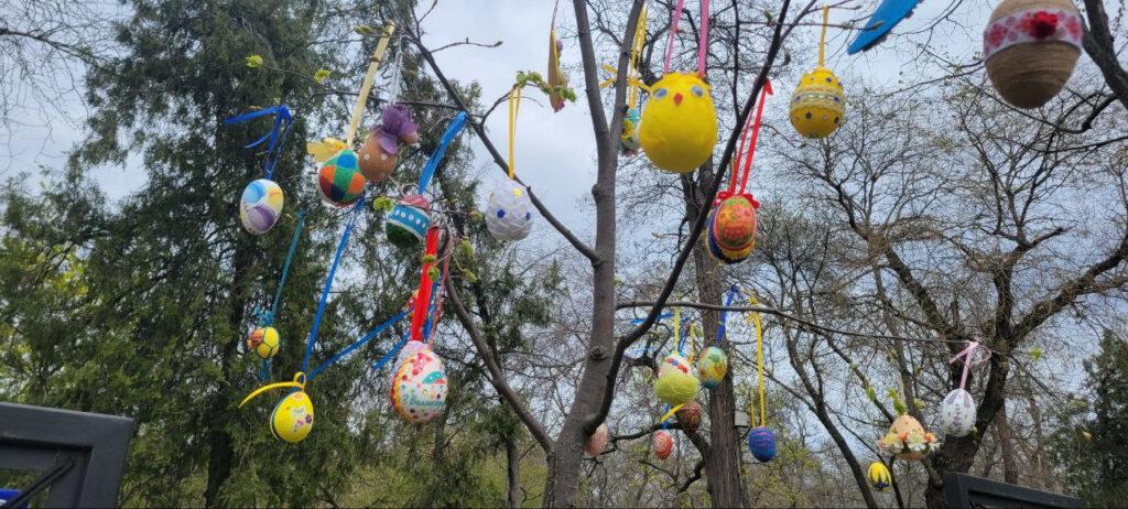 В Одесі на Алеї пам’яті загиблих героїв писанками прикрасили дерева
