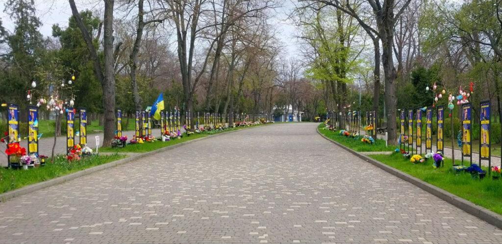В Одессе на Аллее памяти павших героев писанками украсили деревья