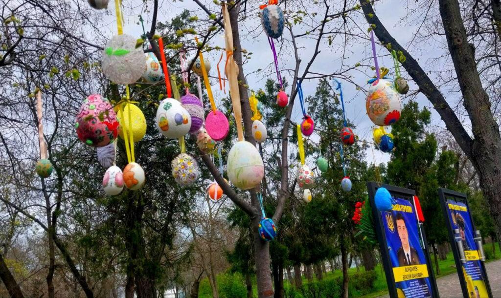 В Одесі на Алеї пам’яті загиблих героїв писанками прикрасили дерева