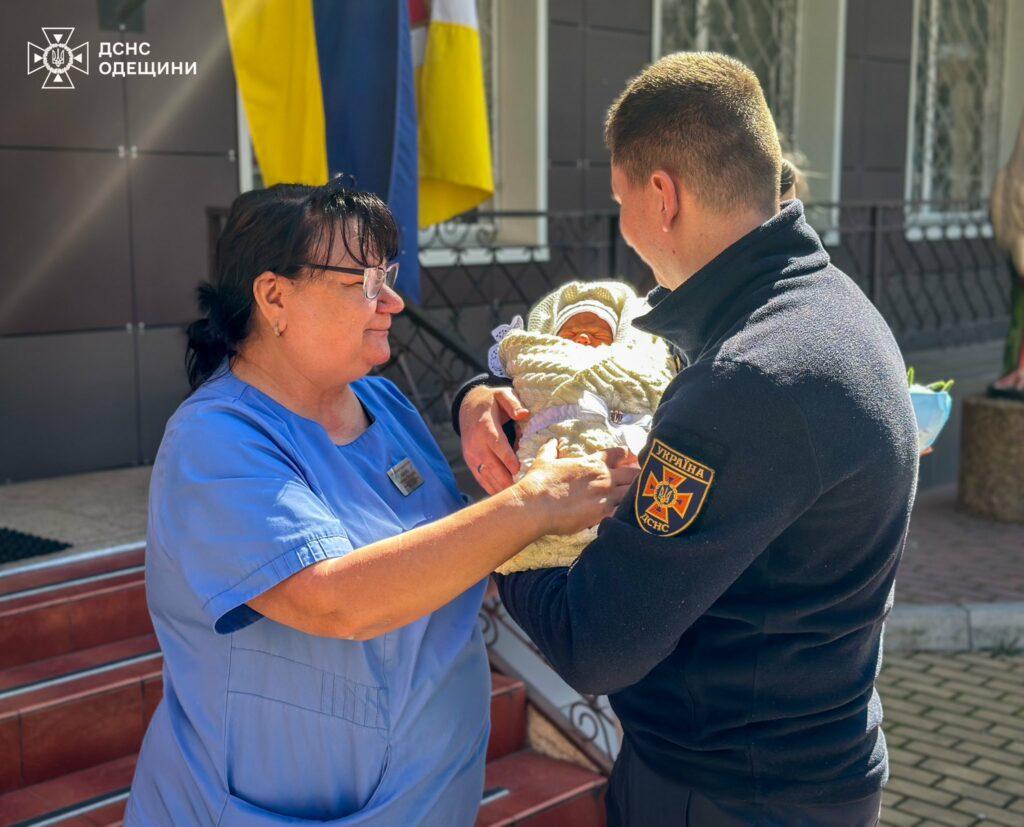 В Одессе спасатель оригинально встретил свою жену из роддома