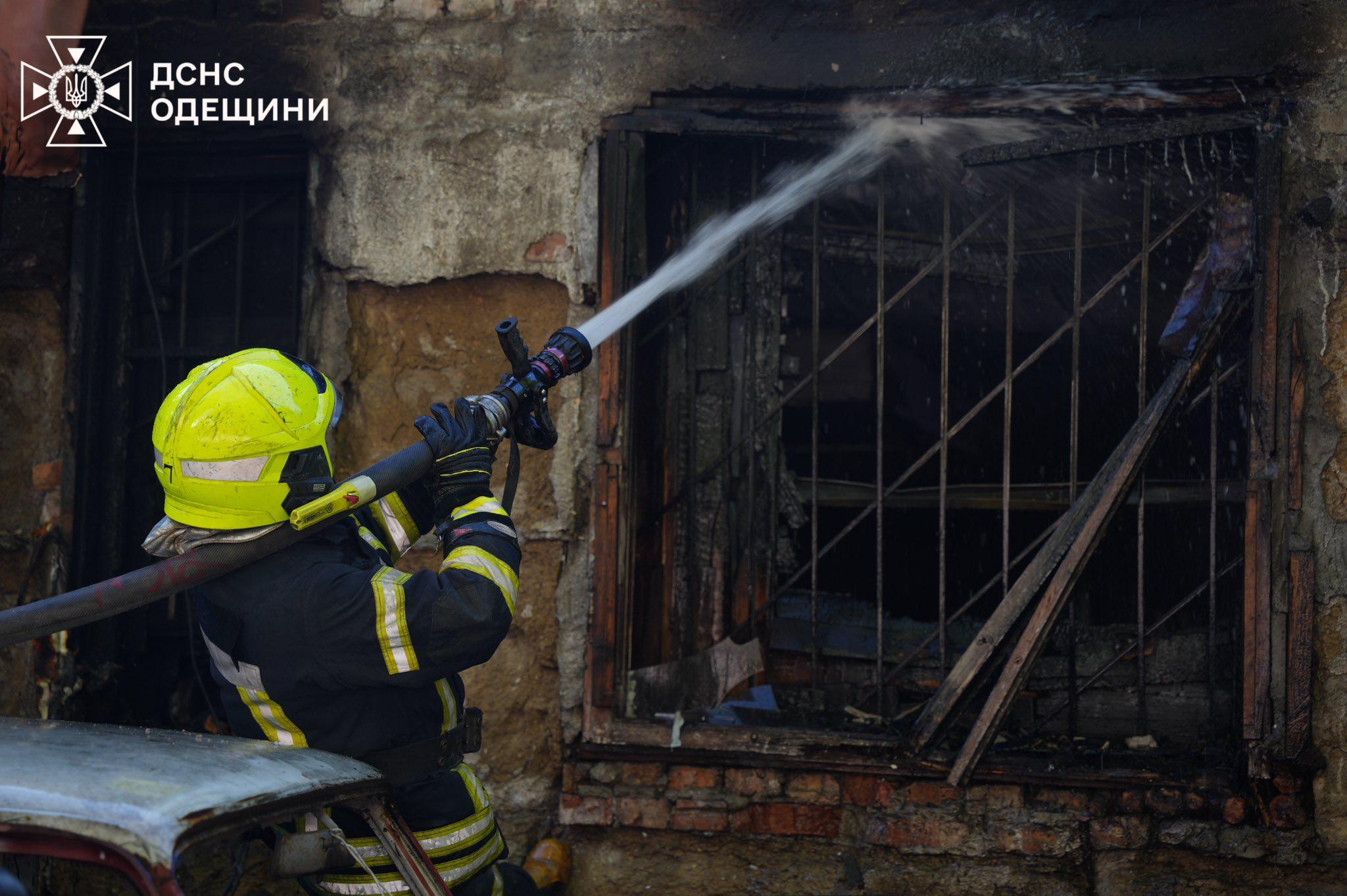 На одеському СТО загорілася автівка (фото, відео)