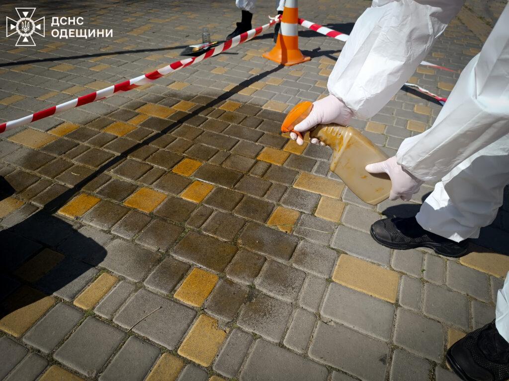В Одессе во дворе многоэтажки нашли рассыпанную ртуть (фото)