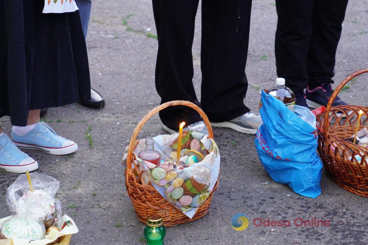 В одеських храмах освячують великодні кошики (фоторепортаж)