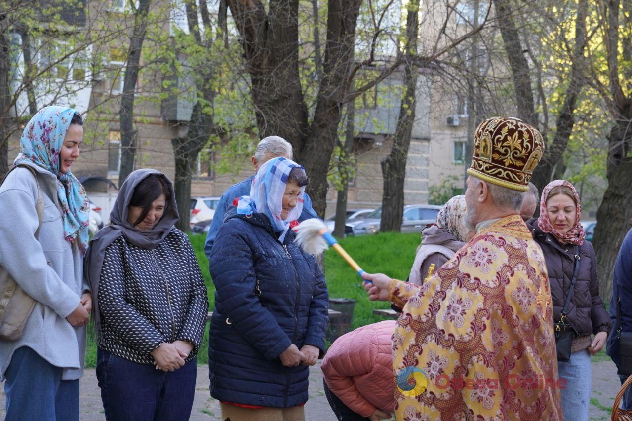 В одеських храмах освячують великодні кошики (фоторепортаж)