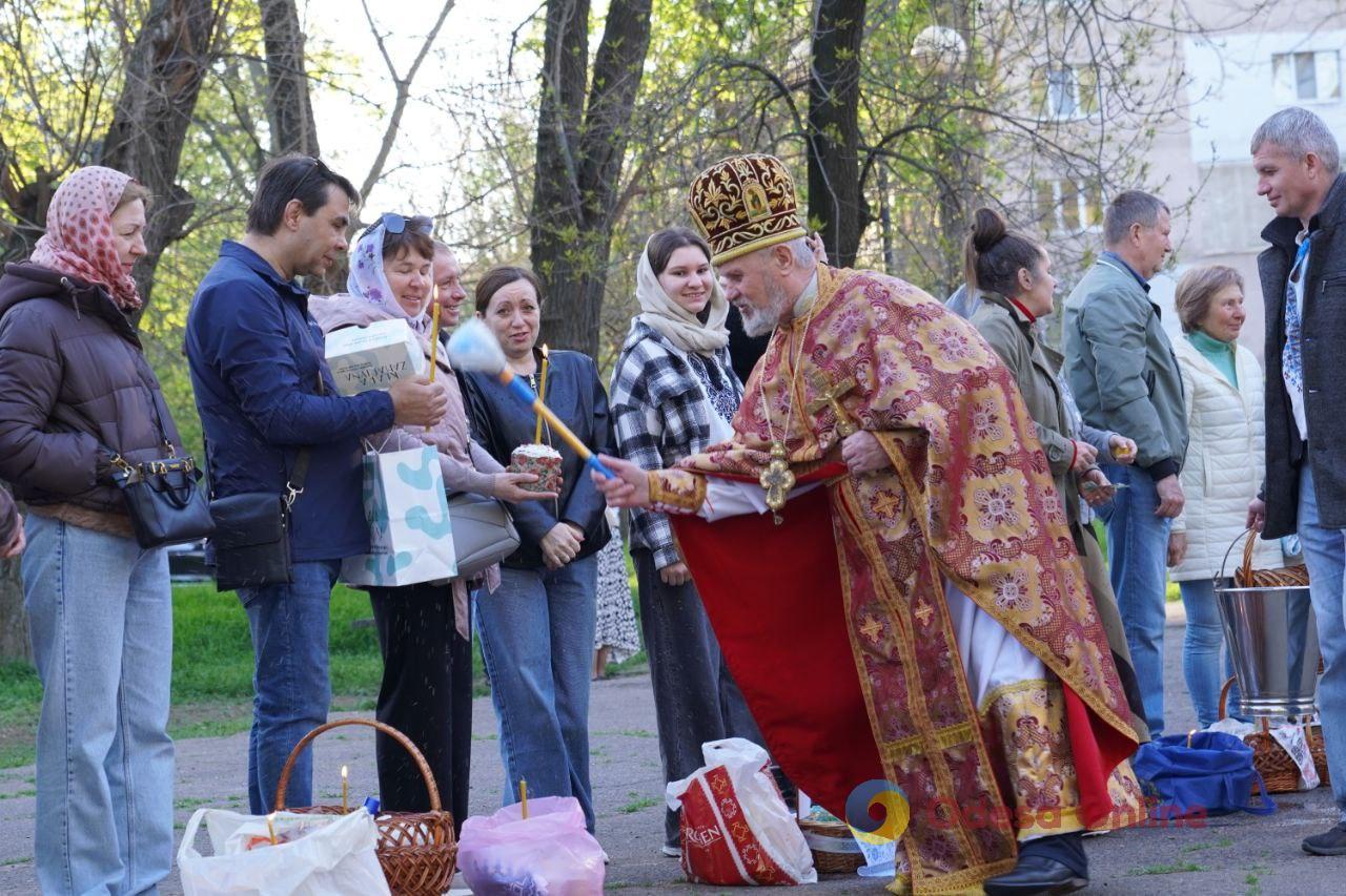 В одеських храмах освячують великодні кошики (фоторепортаж)