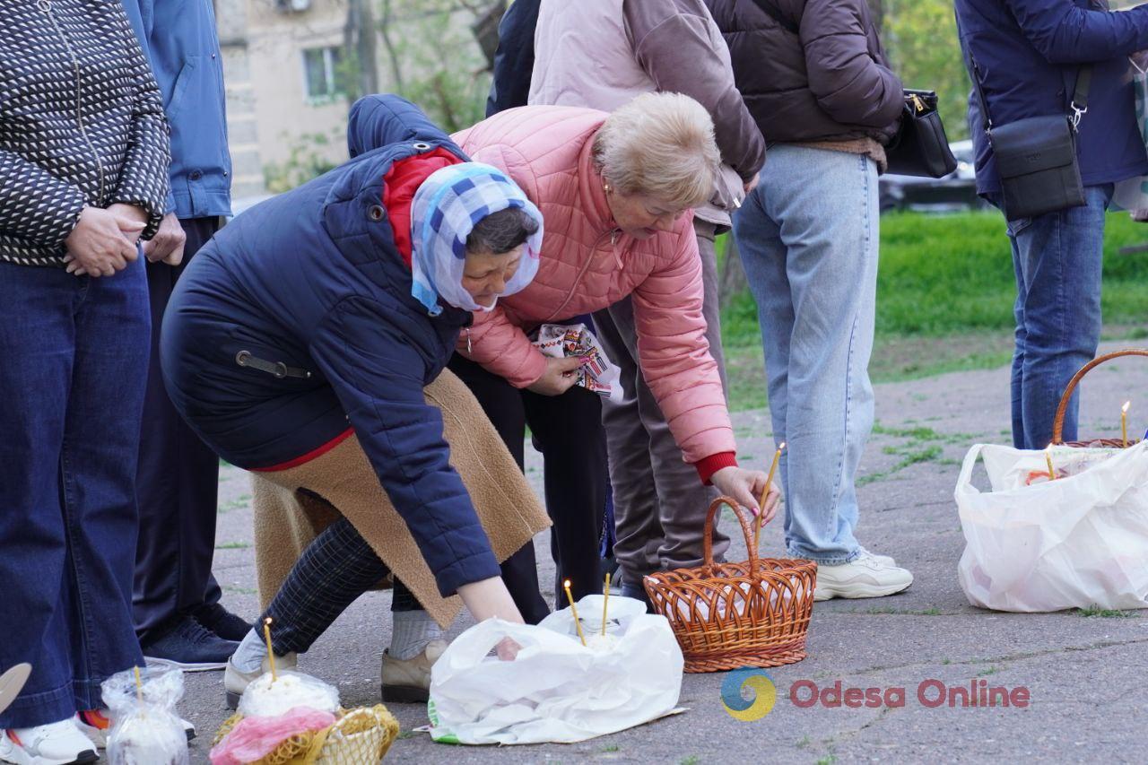 В одеських храмах освячують великодні кошики (фоторепортаж)