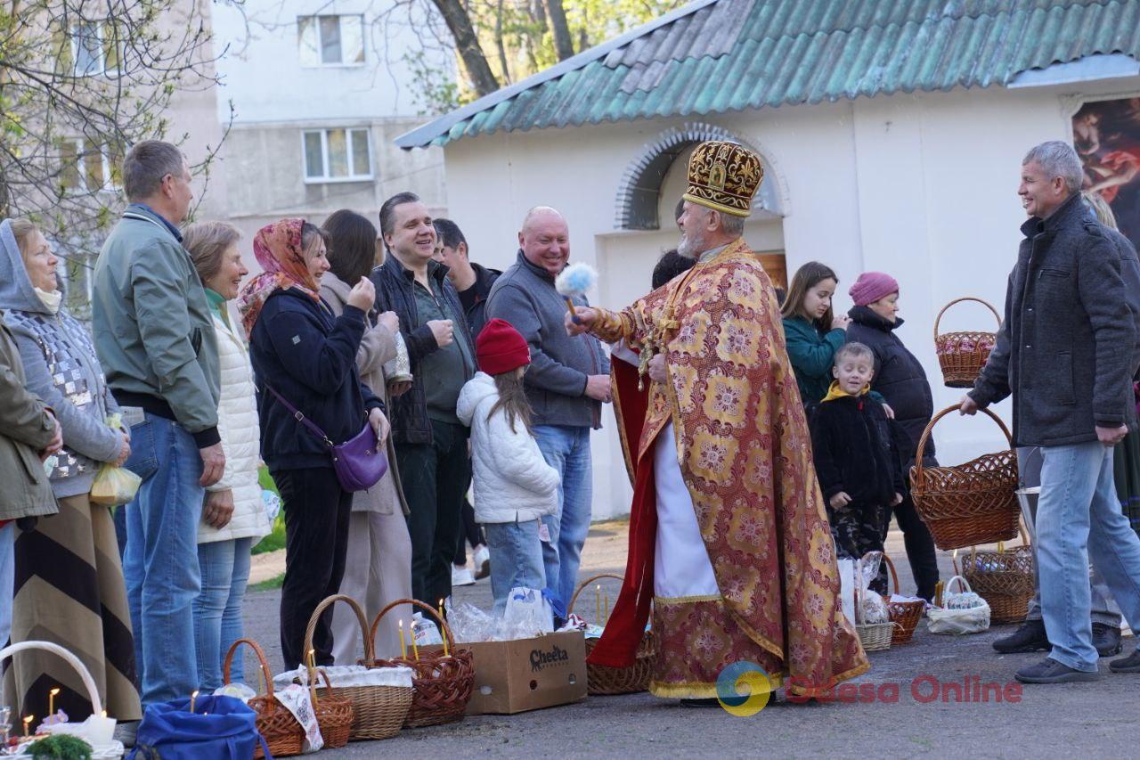 В одеських храмах освячують великодні кошики (фоторепортаж)