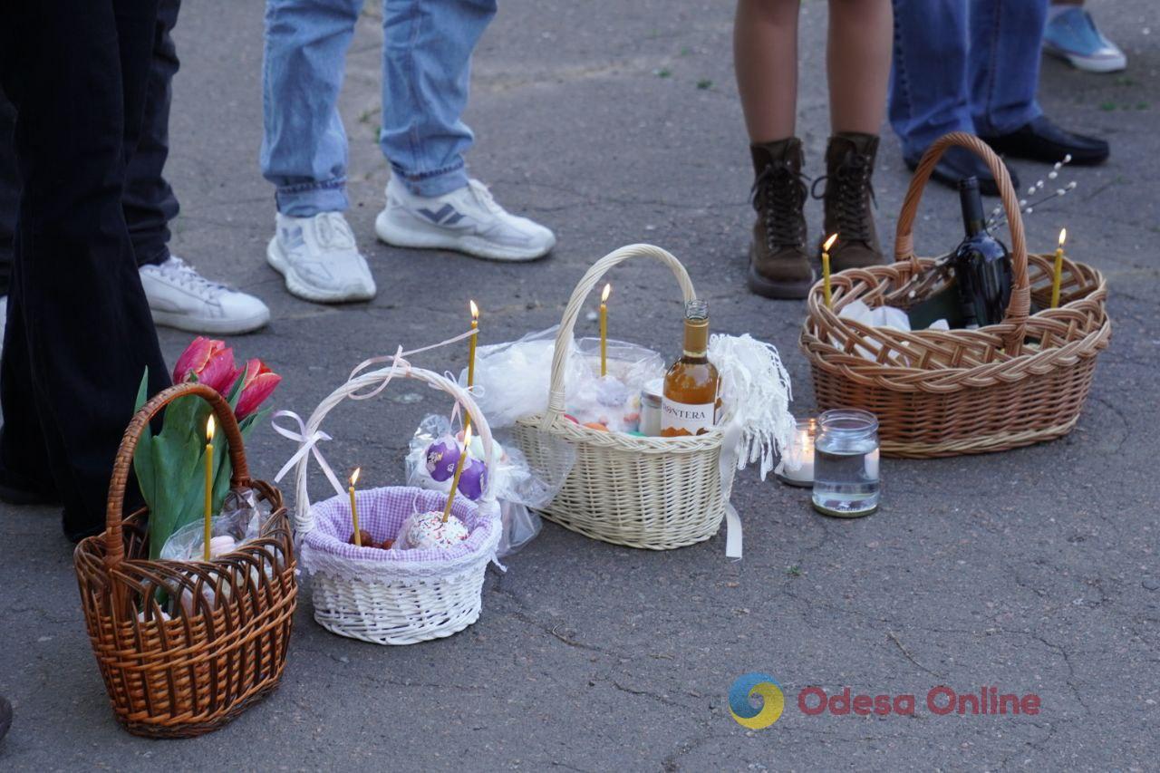 В одеських храмах освячують великодні кошики (фоторепортаж)
