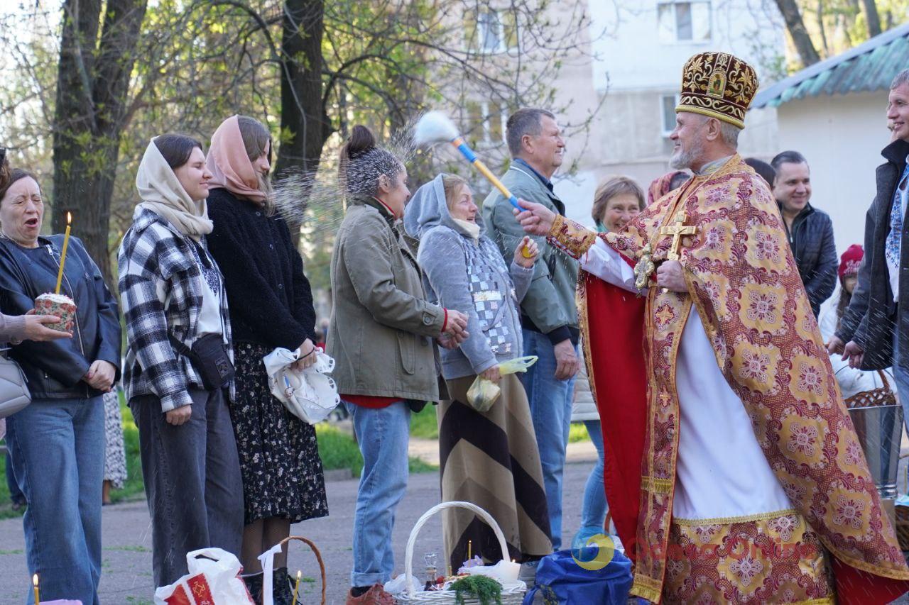 В одеських храмах освячують великодні кошики (фоторепортаж)