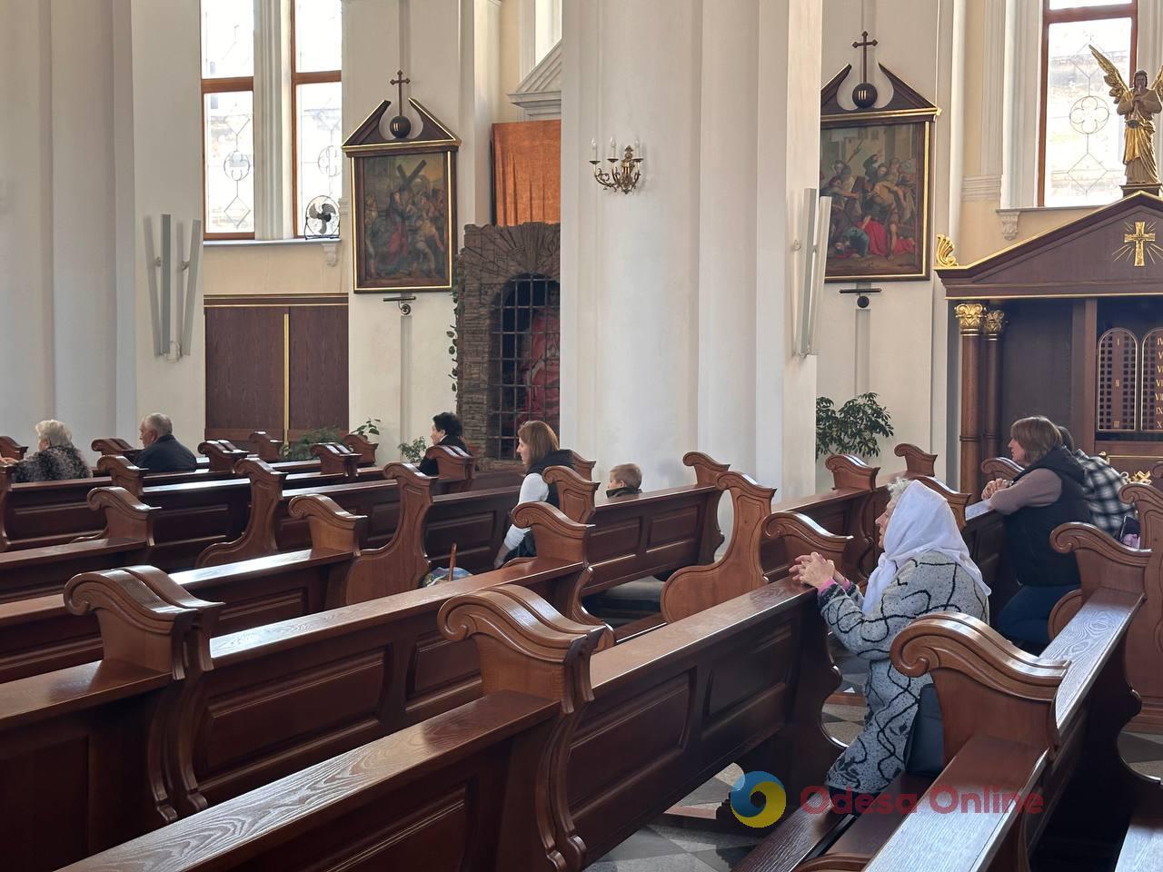 В одеських храмах освячують великодні кошики (фоторепортаж)