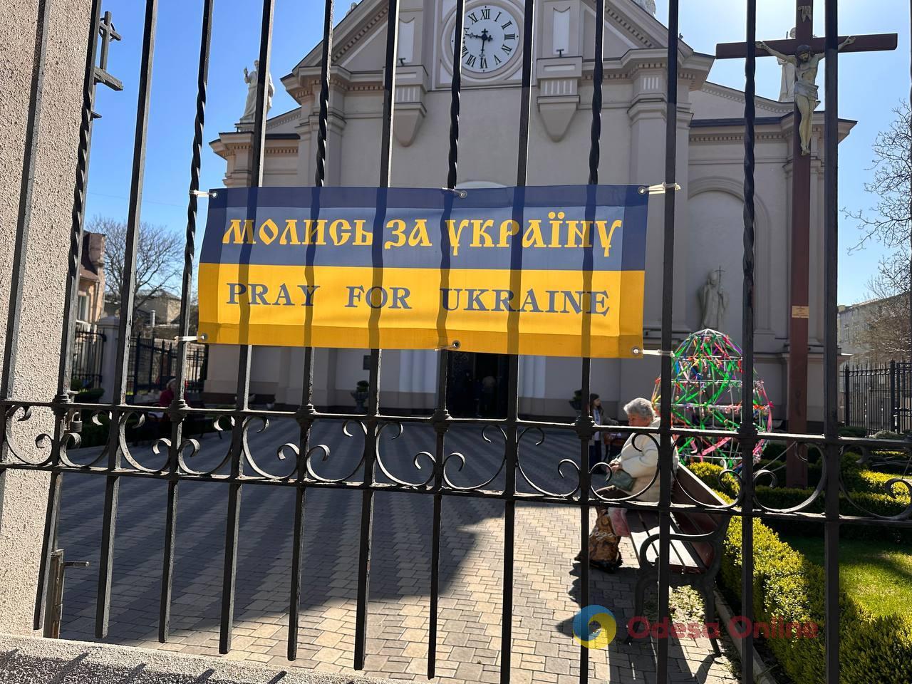 В одеських храмах освячують великодні кошики (фоторепортаж)