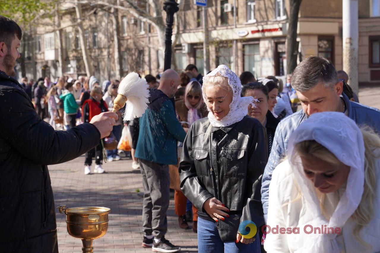 В одеських храмах освячують великодні кошики (фоторепортаж)