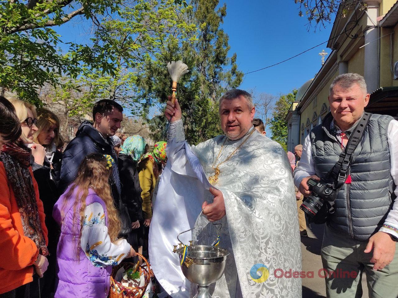 В одеських храмах освячують великодні кошики (фоторепортаж)