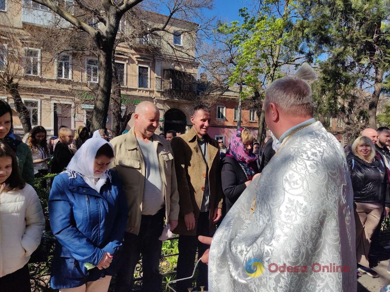 В одеських храмах освячують великодні кошики (фоторепортаж)