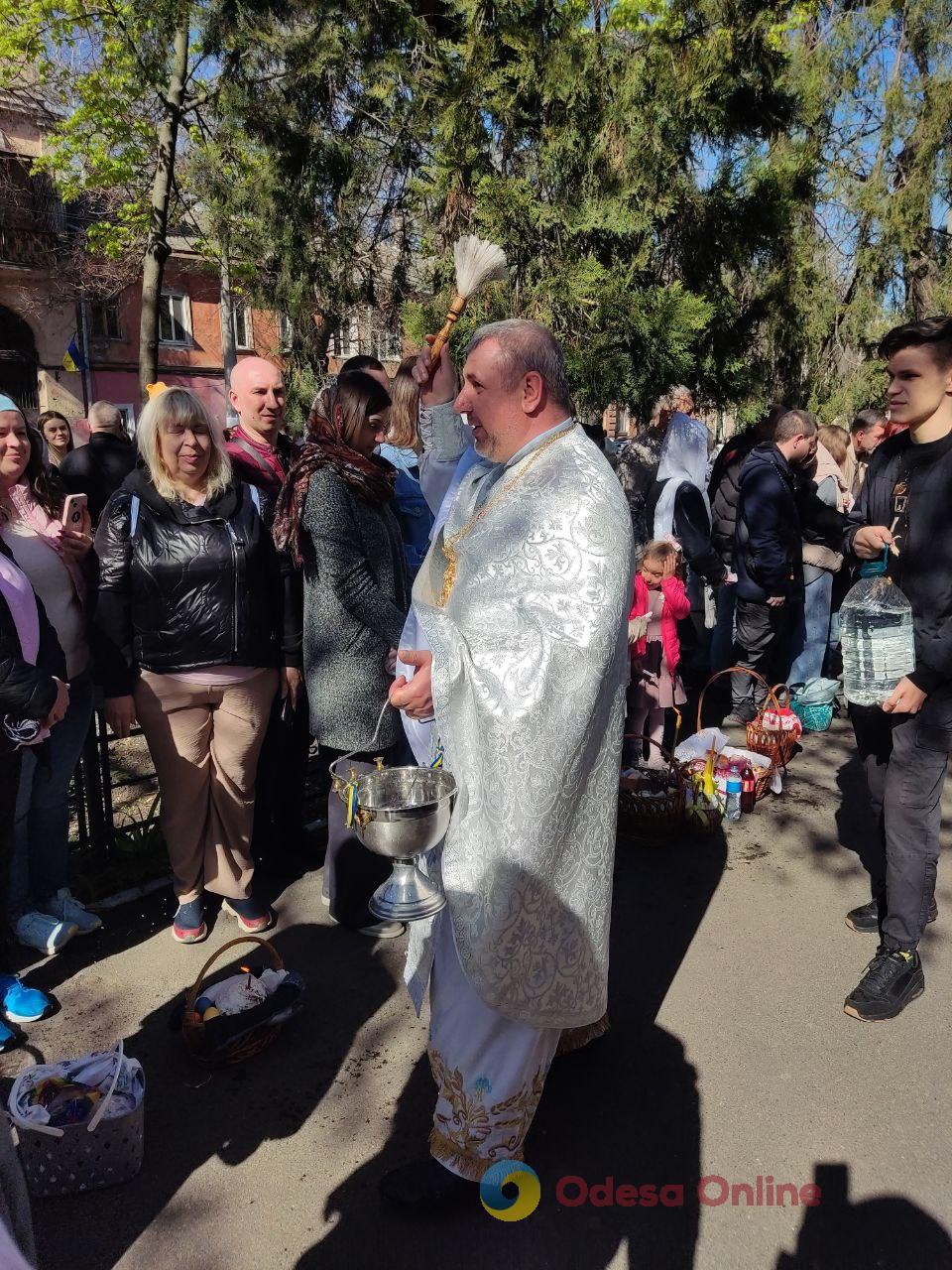 В одеських храмах освячують великодні кошики (фоторепортаж)