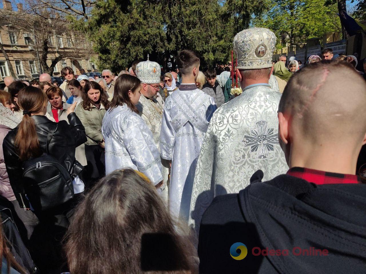 В одеських храмах освячують великодні кошики (фоторепортаж)