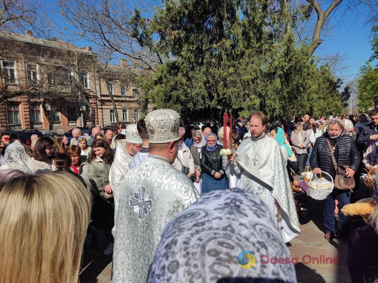 В одеських храмах освячують великодні кошики (фоторепортаж)