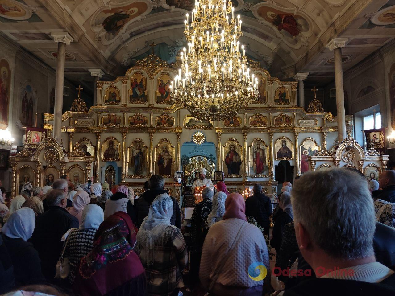 В одеських храмах освячують великодні кошики (фоторепортаж)